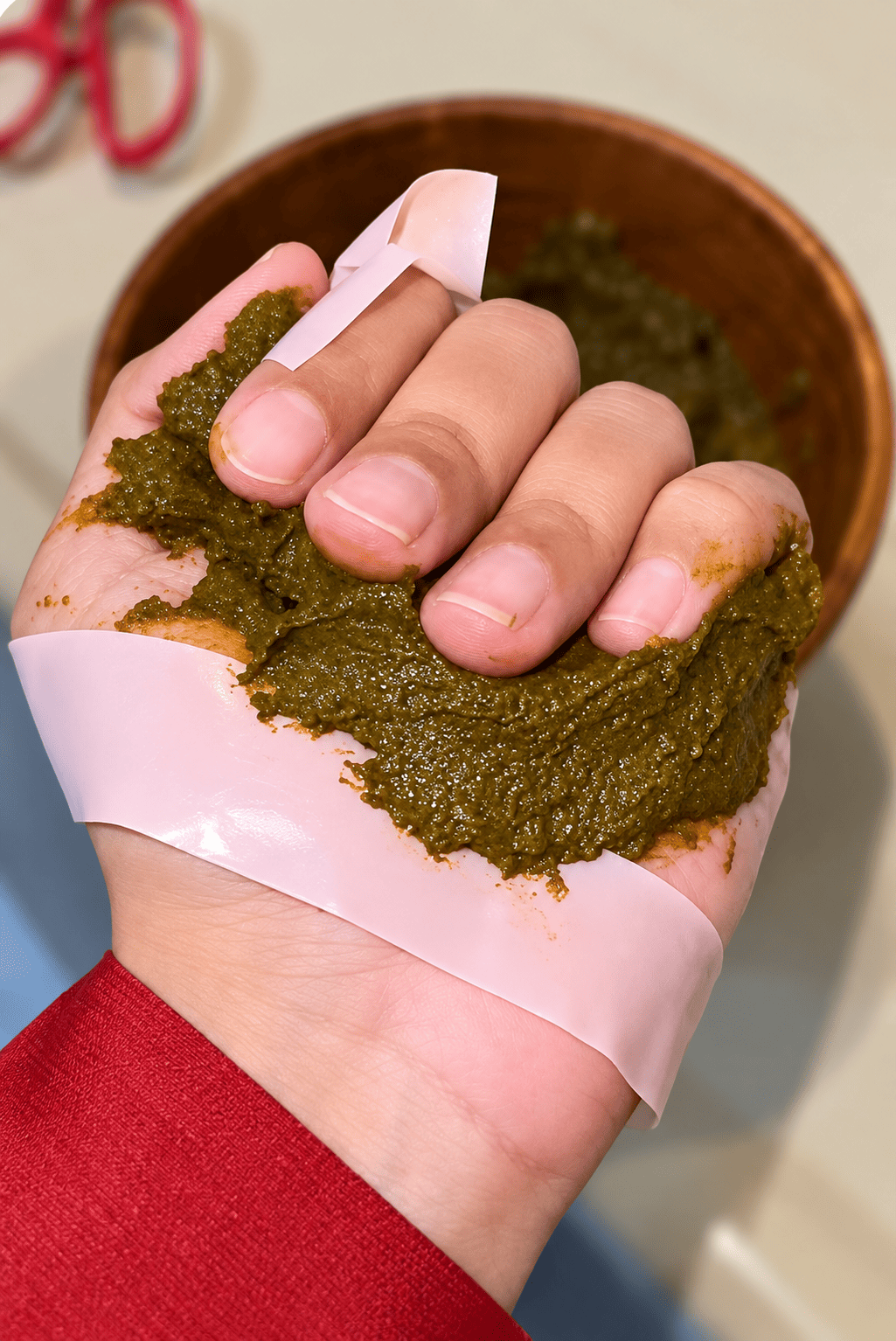 استعمال الحناء في صبغ اليدين استعمال الحناء الطبيعية في صبغ اليدين
